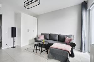 een woonkamer met een bank en een tafel bij Targowa 10 Luxury Studio in Warschau