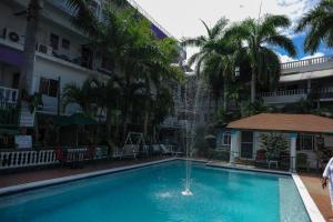 Glorianna Hotel内部或周边的泳池