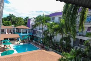 Glorianna Hotel内部或周边的泳池