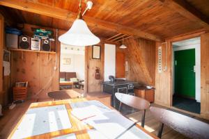 Skálavík的住宿－The Real Faroese Experience，一间带桌椅和炉灶的用餐室