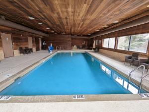 Bazén v ubytování Cobblestone Inn & Suites - Merrill nebo v jeho okolí