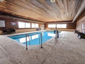 Bazén v ubytování Cobblestone Inn & Suites - Merrill nebo v jeho okolí