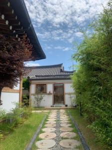ein Haus mit einem Gehweg davor in der Unterkunft Adam Guesthouse in Gyeongju