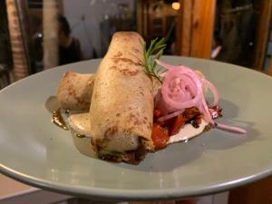 un sándwich en un plato blanco en una mesa en Casa Kresala, Surf House, en Zorritos