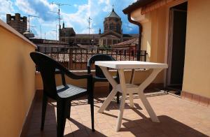 - Balcón con mesa blanca y 2 sillas en B&B San Marco, en Lonigo