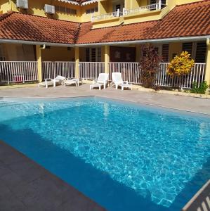 Bazén v ubytování Studio climatisé en résidence avec piscine proche de la mer nebo v jeho okolí