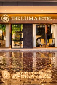 un vestíbulo de un hotel con un reflejo de un edificio en The LUMA Hotel, a Member of Design Hotels en Kota Kinabalu