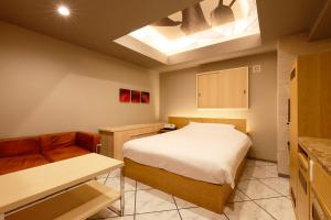海老名市Think・Hotel・Think的一间带床和沙发的小卧室