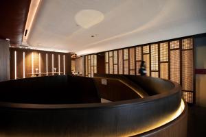 una sala de espera con un asterisco curvado en The LUMA Hotel, a Member of Design Hotels en Kota Kinabalu