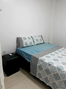 1 dormitorio pequeño con 1 cama con sábanas azules en Flat Porto Mara, 201, en Porto de Galinhas