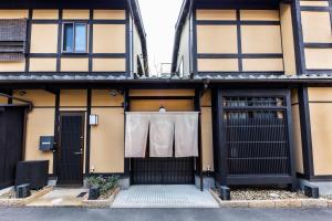 uma camisa branca pendurada na porta de uma casa em Tofukuji Sakura & Tsuki em Quioto