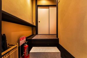 una escalera con una puerta blanca y una boca de incendios en Tofukuji Sakura & Tsuki, en Kioto