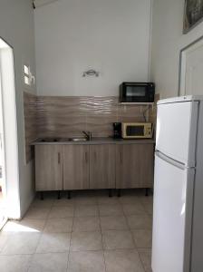 Kuchyň nebo kuchyňský kout v ubytování Studio climatisé en résidence avec piscine proche de la mer