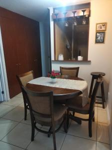 a dining room with a table and chairs at Arriendo diario a pasos playa la herradura in Coquimbo