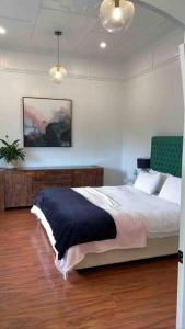 a bedroom with a large bed in a room at Urban Getaway Ipswich Central in Ipswich