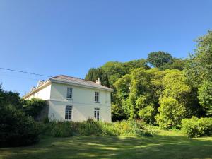 a white house in the middle of a yard at The Patio Flat in Bodmin