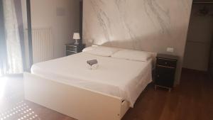 a bedroom with a large white bed with two night stands at Ampio attico vista mare tra comfort e tranquillità in Silvi Marina