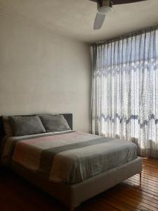 1 dormitorio con cama y ventana grande en Amplio departamento en la mejor zona de polanco, en Ciudad de México