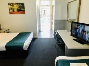 TV a/nebo společenská místnost v ubytování Comfort Inn Glenelg