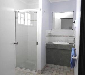 A bathroom at Koorawatha Homestead Motel