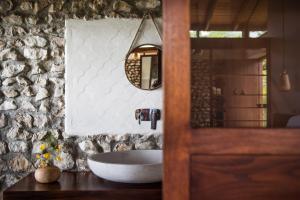 Bathroom sa THEA Resort & Retreats - Santa Teresa