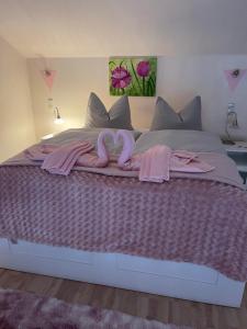 ein Schlafzimmer mit einem großen Bett mit rosa Handtüchern darauf in der Unterkunft Marina Beach Lauenburg in Lauenburg