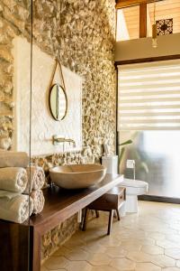 Un baño de THEA Resort & Retreats - Santa Teresa