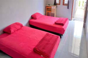 Tempat tidur dalam kamar di Nabila Syar'i Guest House