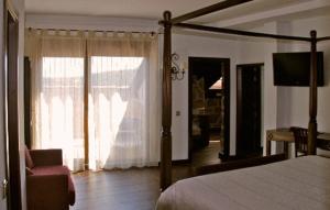 Postel nebo postele na pokoji v ubytování Hotel Spa Villa de Mogarraz