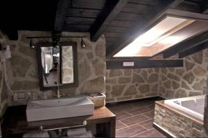 Koupelna v ubytování Hotel Spa Villa de Mogarraz