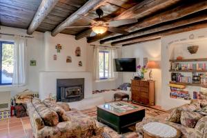 uma sala de estar com um sofá e uma lareira em Retreat in Taos Foothills em Taos