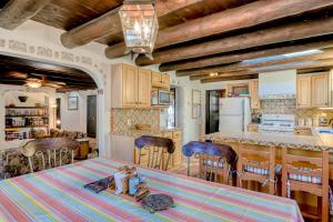 uma cozinha e sala de jantar com mesa e cadeiras em Retreat in Taos Foothills em Taos
