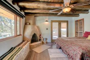 um quarto com uma cama e uma lareira em Retreat in Taos Foothills em Taos