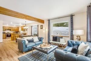 ein Wohnzimmer mit blauen Möbeln und eine Küche in der Unterkunft Snoqualmie Palace in Snoqualmie Pass