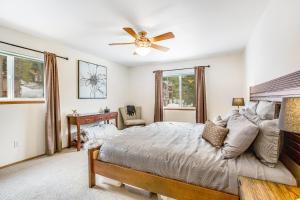 1 dormitorio con 1 cama y ventilador de techo en Snoqualmie Palace en Snoqualmie Pass