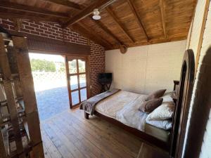 Llit o llits en una habitació de Refugio Aralar EcoLodge