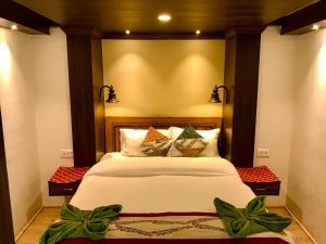 ein Schlafzimmer mit einem großen Bett in einem Zimmer in der Unterkunft Shiva Guest House in Bhaktapur