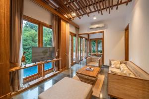 TV a/nebo společenská místnost v ubytování Harsono Boutique Resort Bali