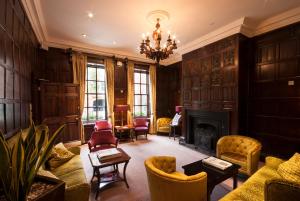 sala de estar con muebles y chimenea en Sir Christopher Wren Hotel, en Windsor