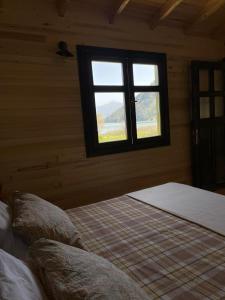 um quarto com 2 camas e uma janela em Lake Wood House em Muğla