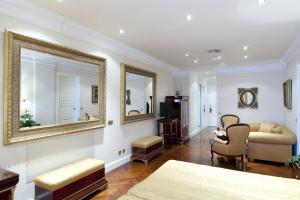 Uma TV ou centro de entretenimento em Hotel Alameda Palace