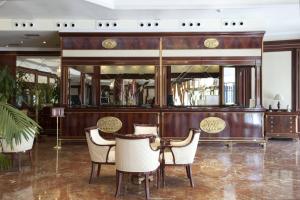 Um restaurante ou outro lugar para comer em Hotel Alameda Palace