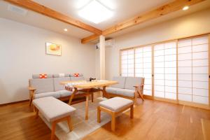 奈良的住宿－肖舎 Shoya，用餐室配有桌子、两把椅子、桌子和椅子