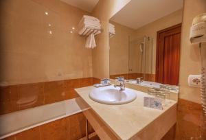 a bathroom with a sink and a bath tub at Hotel Andia in Orcoyen