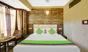 Ένα ή περισσότερα κρεβάτια σε δωμάτιο στο Itsy By Treebo - Hotel Amrita Raghunath Bazaar Jammu