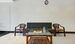 sala de estar con sofá y 2 sillas en Itsy By Treebo - Hotel Amrita Raghunath Bazaar Jammu, en Jammu