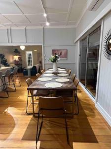 uma sala de jantar com mesa e cadeiras em Bunya Bunya Luxury Estate Toowoomba set over 2 acres with Tennis Court em Toowoomba