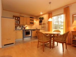 Kuchyň nebo kuchyňský kout v ubytování Fewo 4 Reetdachhaus Diplomatenweg 1 Fewo cc