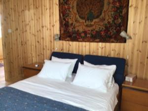 Postel nebo postele na pokoji v ubytování Pervolaris Cottages 1