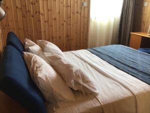 Postel nebo postele na pokoji v ubytování Pervolaris Cottages 1